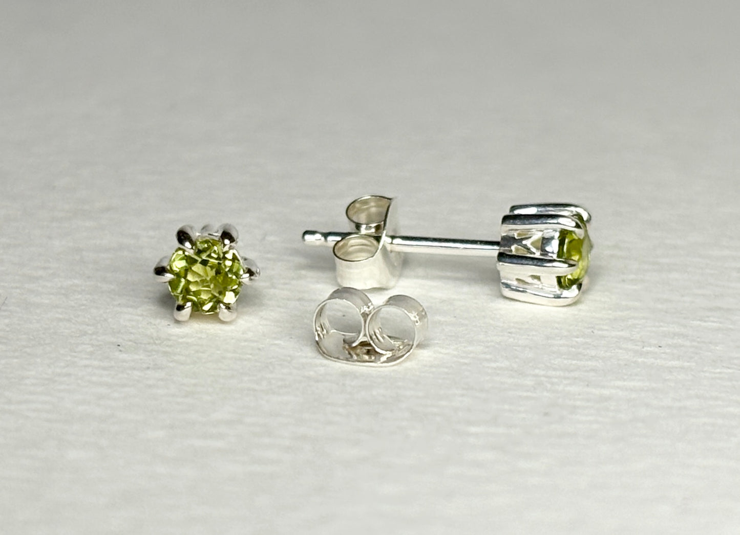 Arizona Peridot Stud Earrings in Sterling Silver 4mm