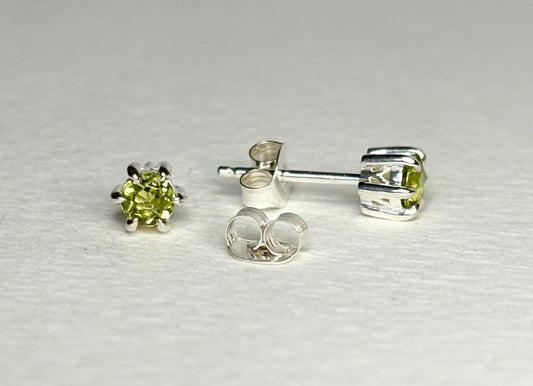 Arizona Peridot Stud Earrings in Sterling Silver 4mm