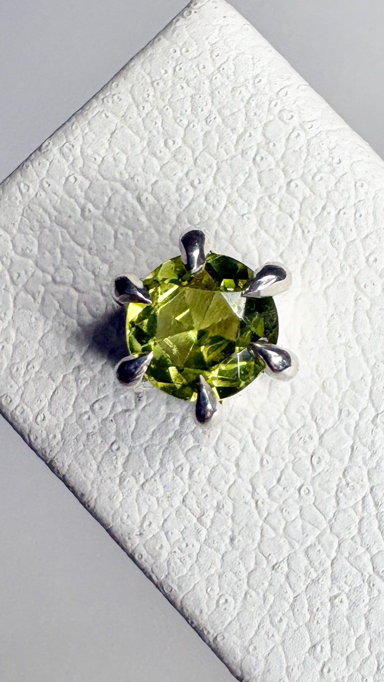 Arizona Peridot Stud Earrings in Sterling Silver 4mm