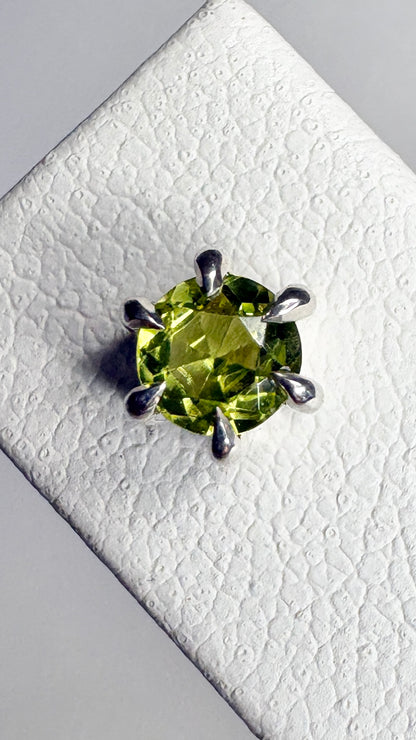 Arizona Peridot Stud Earrings in Sterling Silver 4mm