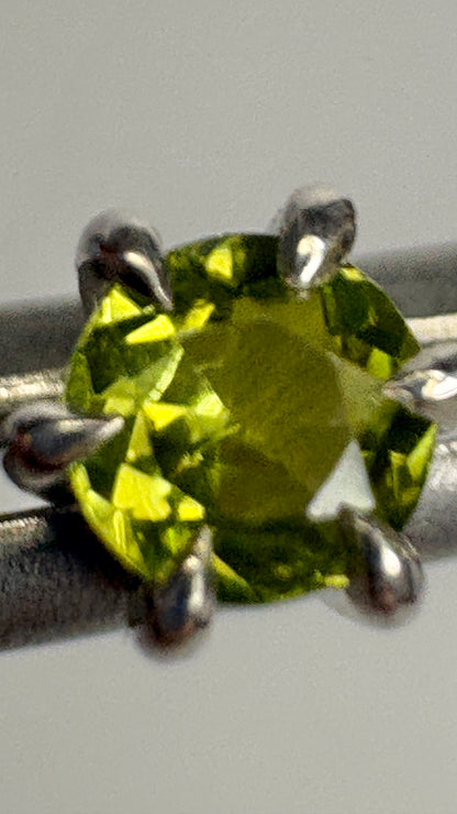 Arizona Peridot Stud Earrings in Sterling Silver 4mm