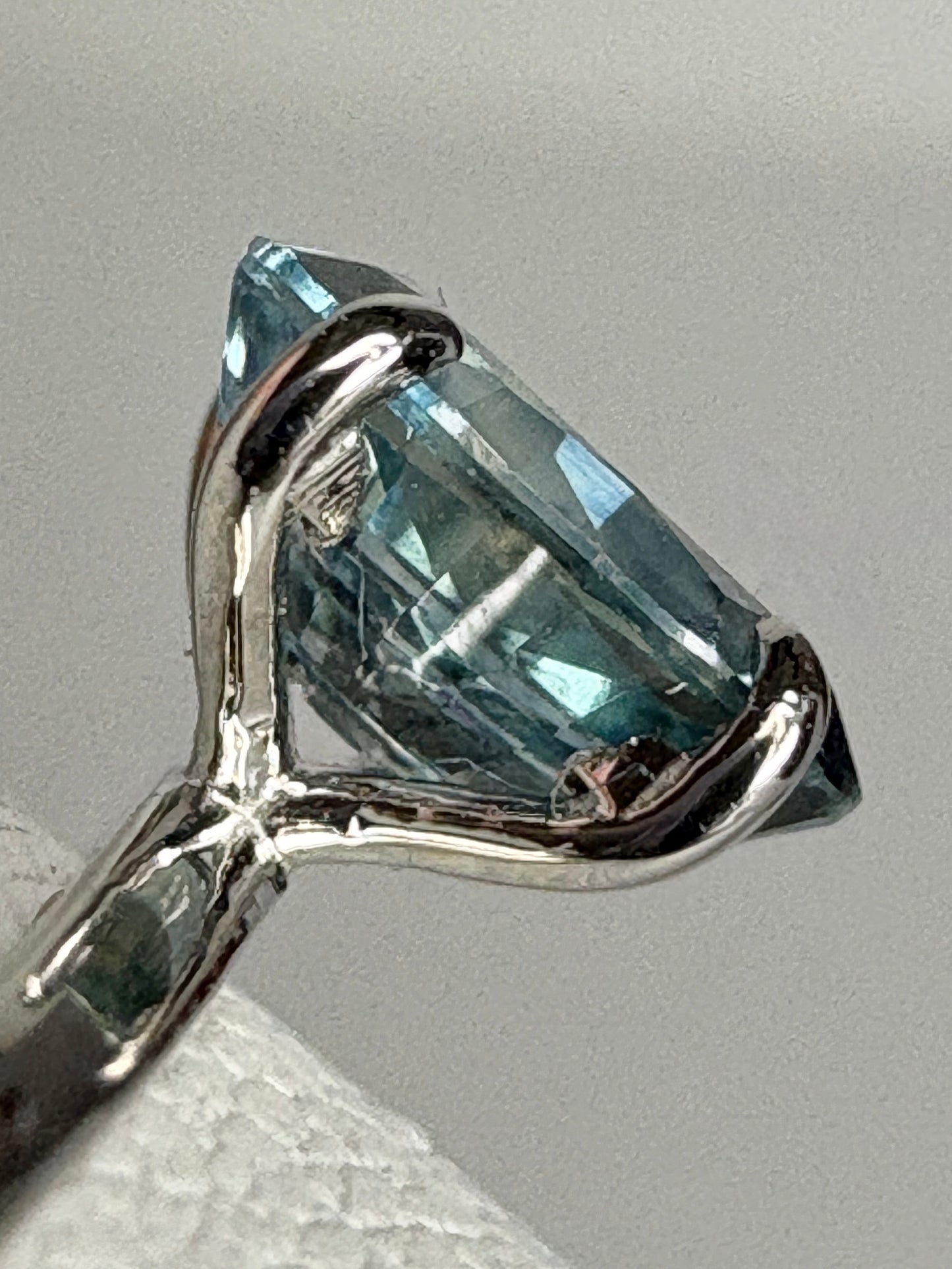 Untreated Montana Sapphire Dainty Ring 950 Platinum size 7
