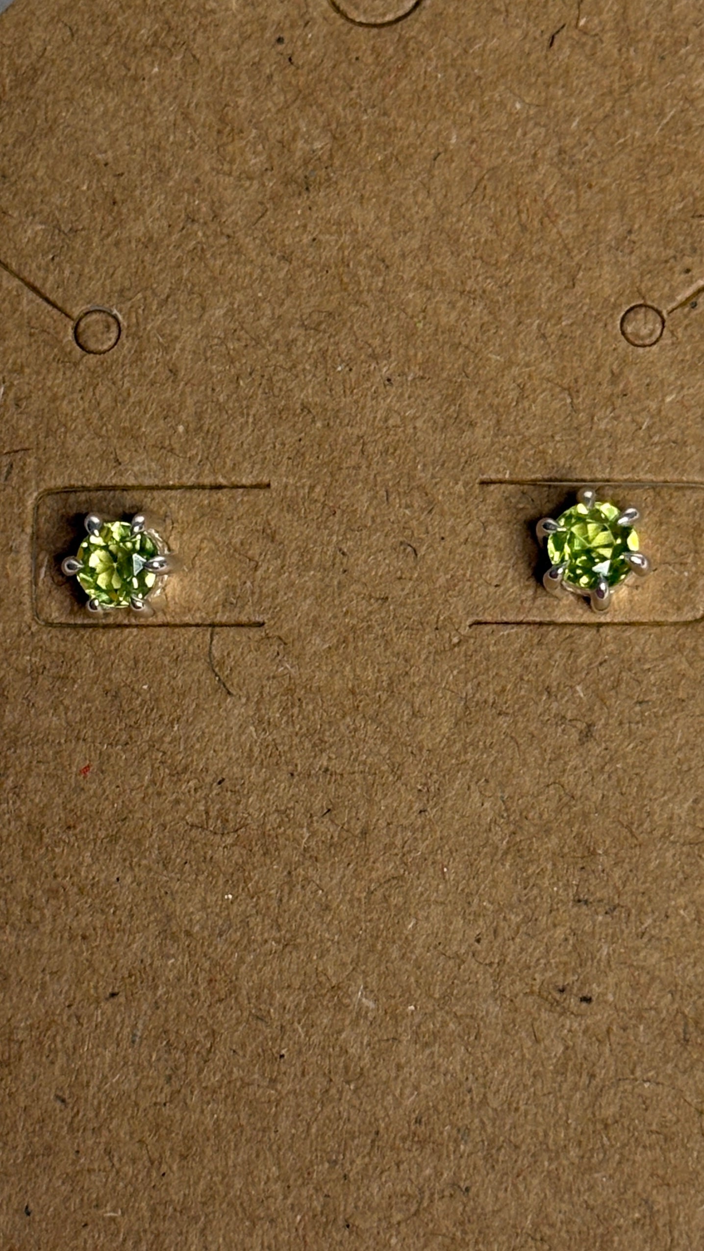 Arizona Peridot Stud Earrings in Sterling Silver 4mm