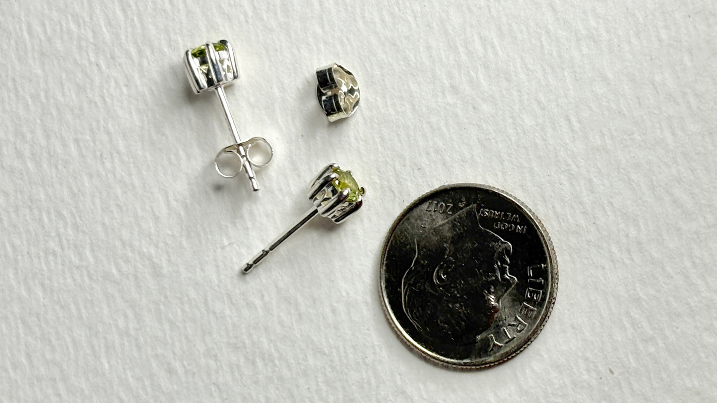 Arizona Peridot Stud Earrings in Sterling Silver 4mm