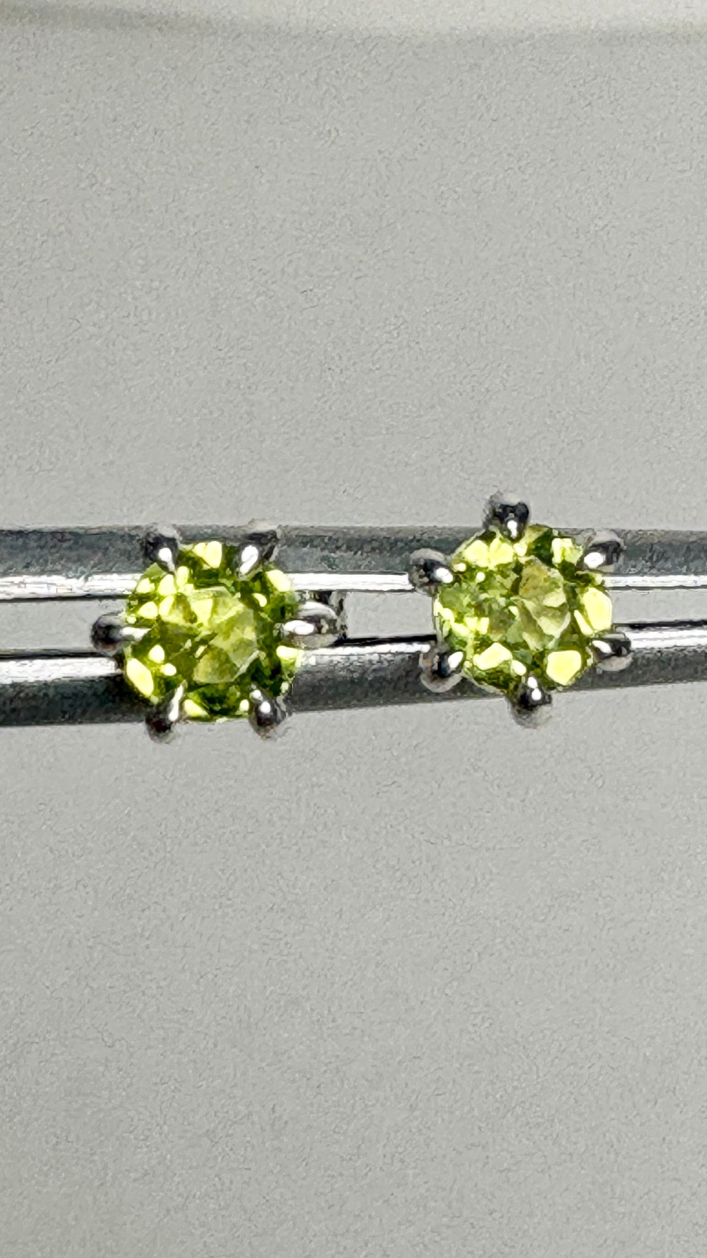 Arizona Peridot Stud Earrings in Sterling Silver 4mm