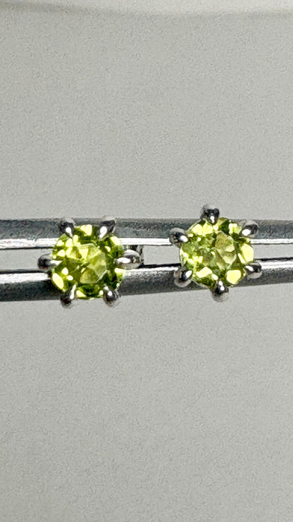 Arizona Peridot Stud Earrings in Sterling Silver 4mm