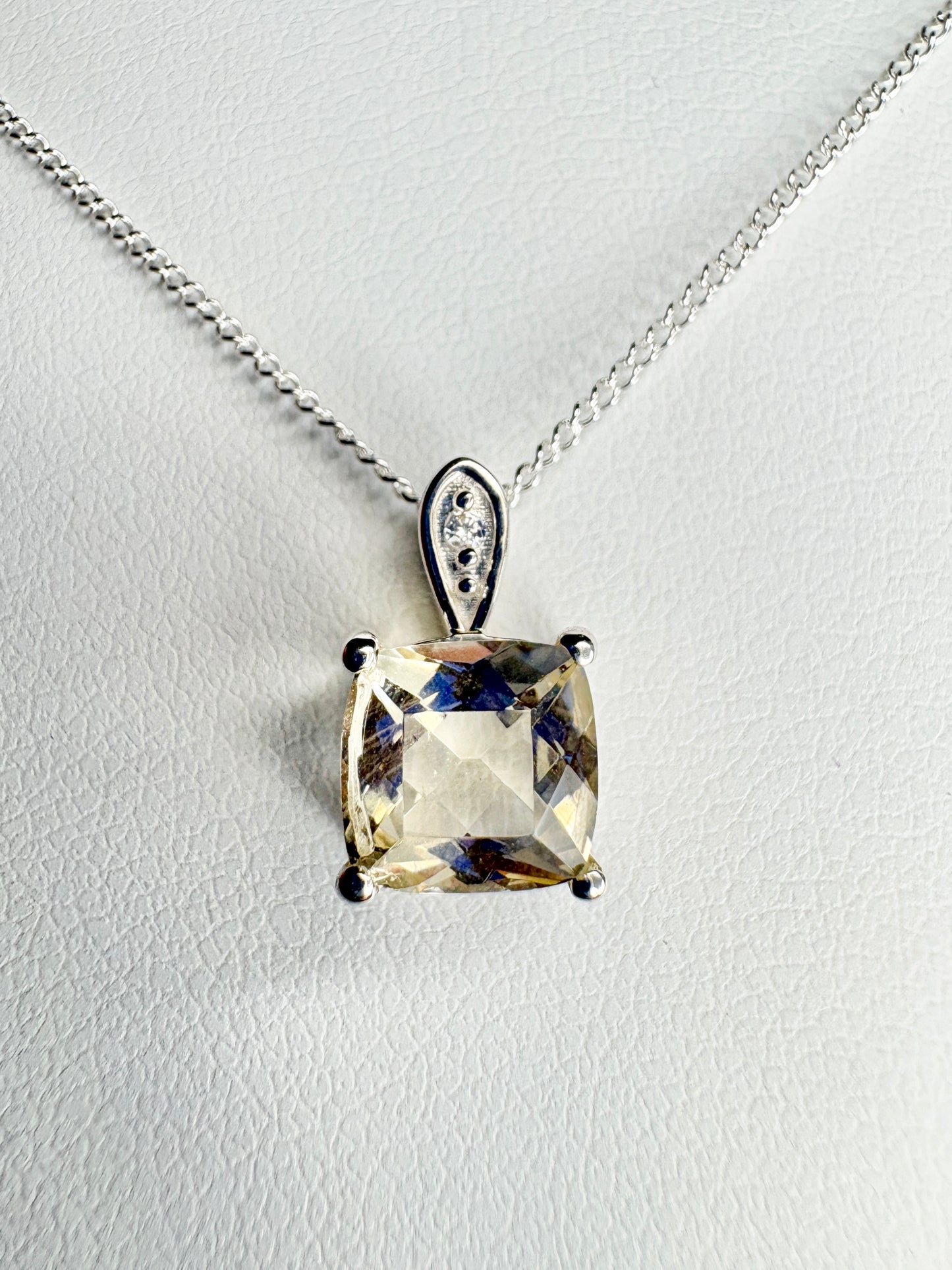 Yellow Oregon Sunstone Solitaire 7mm Pendant Necklace Sterling Silver 18"
