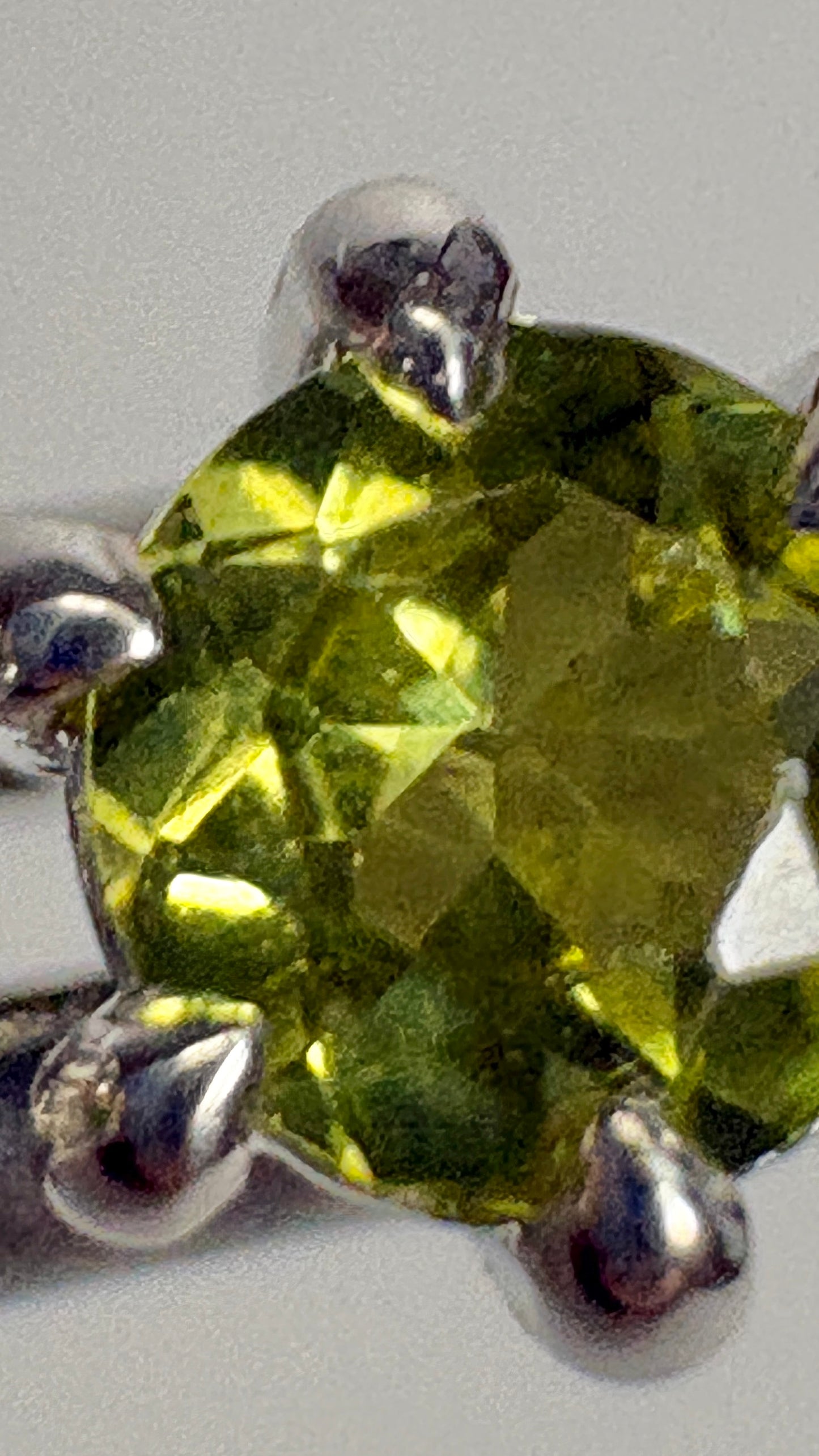Arizona Peridot Stud Earrings in Sterling Silver 4mm