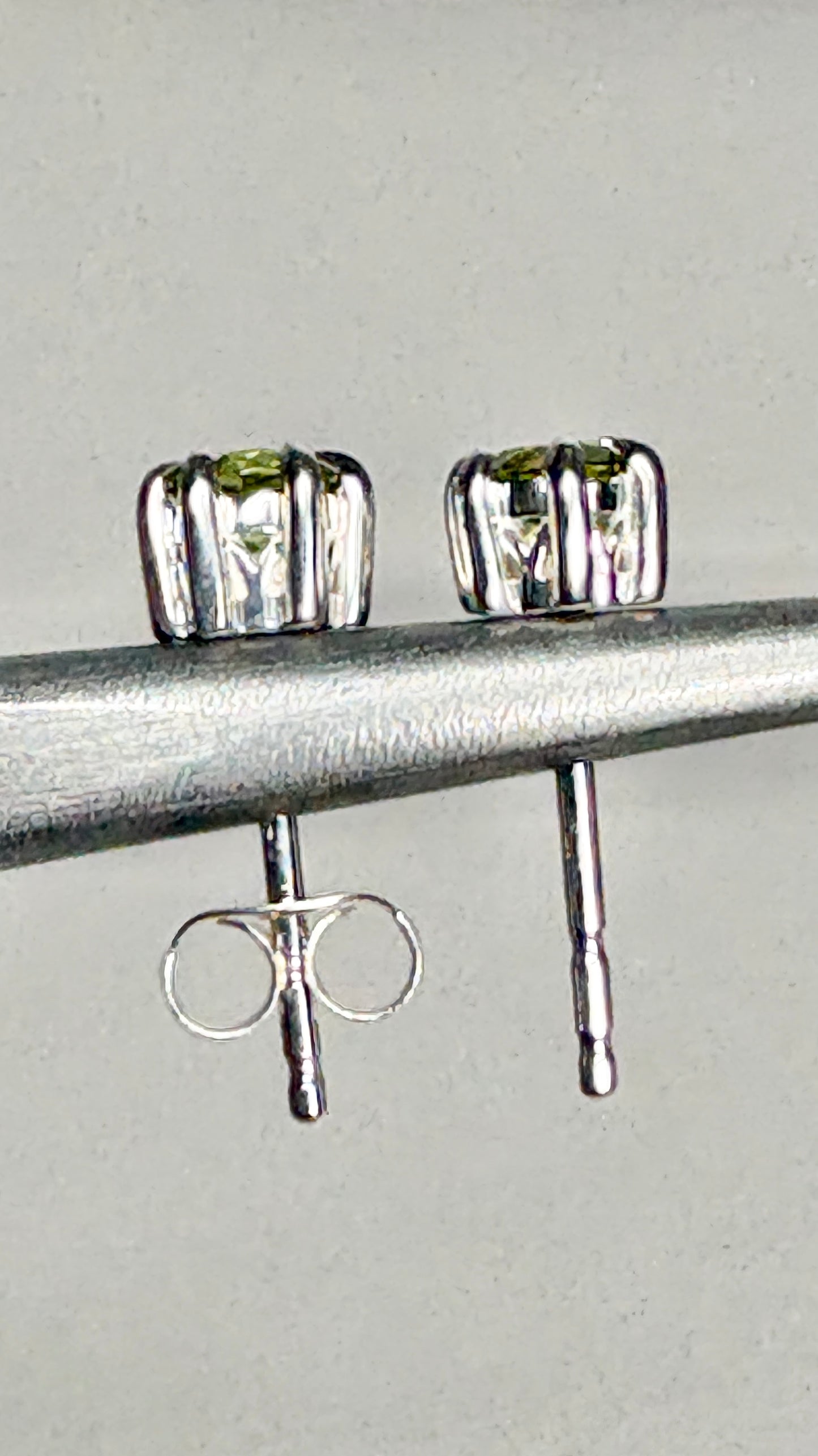 Arizona Peridot Stud Earrings in Sterling Silver 4mm