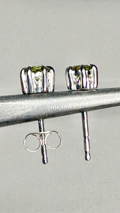 Arizona Peridot Stud Earrings in Sterling Silver 4mm