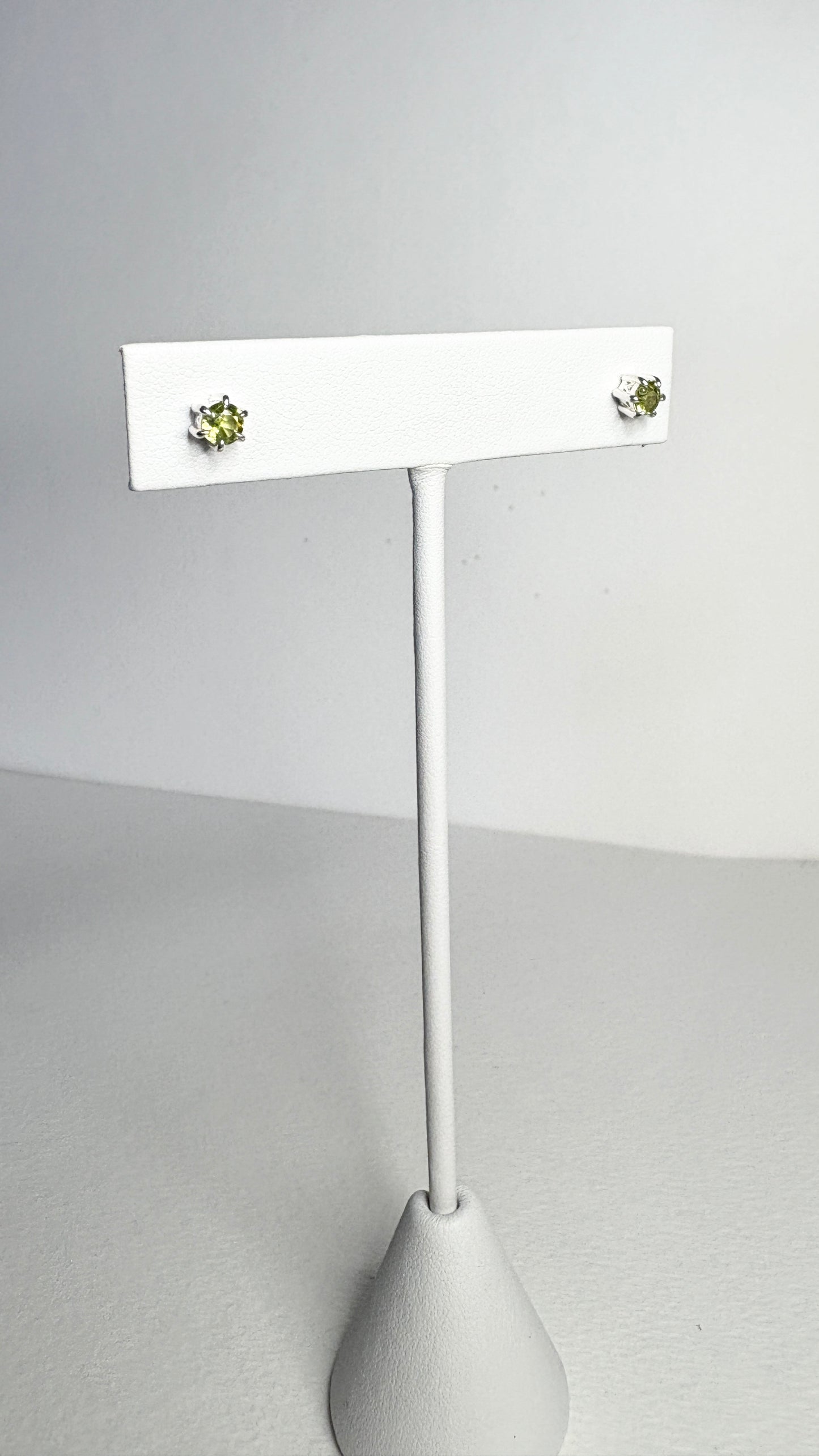 Arizona Peridot Stud Earrings in Sterling Silver 4mm