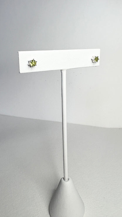 Arizona Peridot Stud Earrings in Sterling Silver 4mm