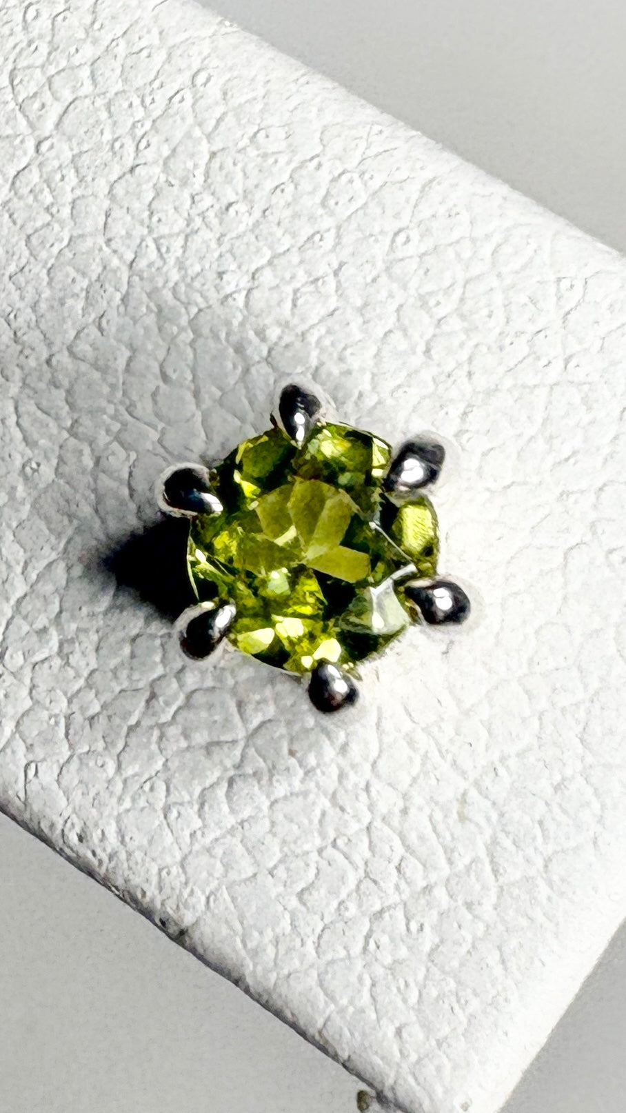 Arizona Peridot Stud Earrings in Sterling Silver 4mm