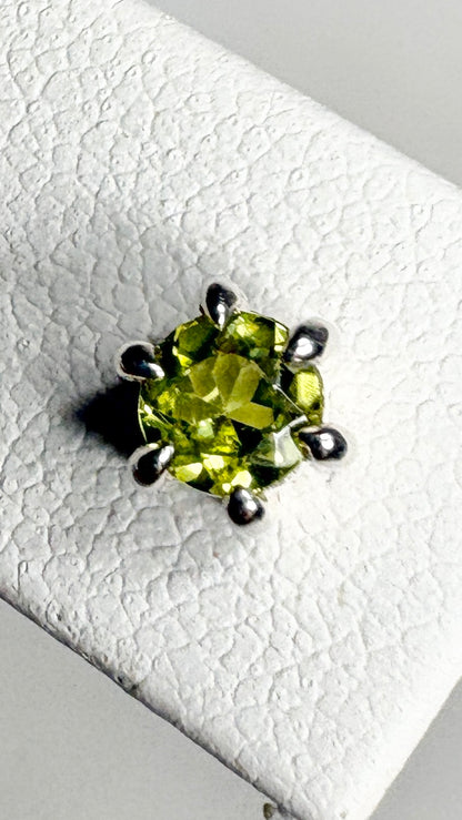 Arizona Peridot Stud Earrings in Sterling Silver 4mm
