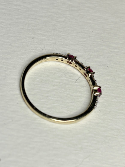 Natural Greenland Ruby and Diavik Canadian Diamond Band Ring in 9k Gold size 8