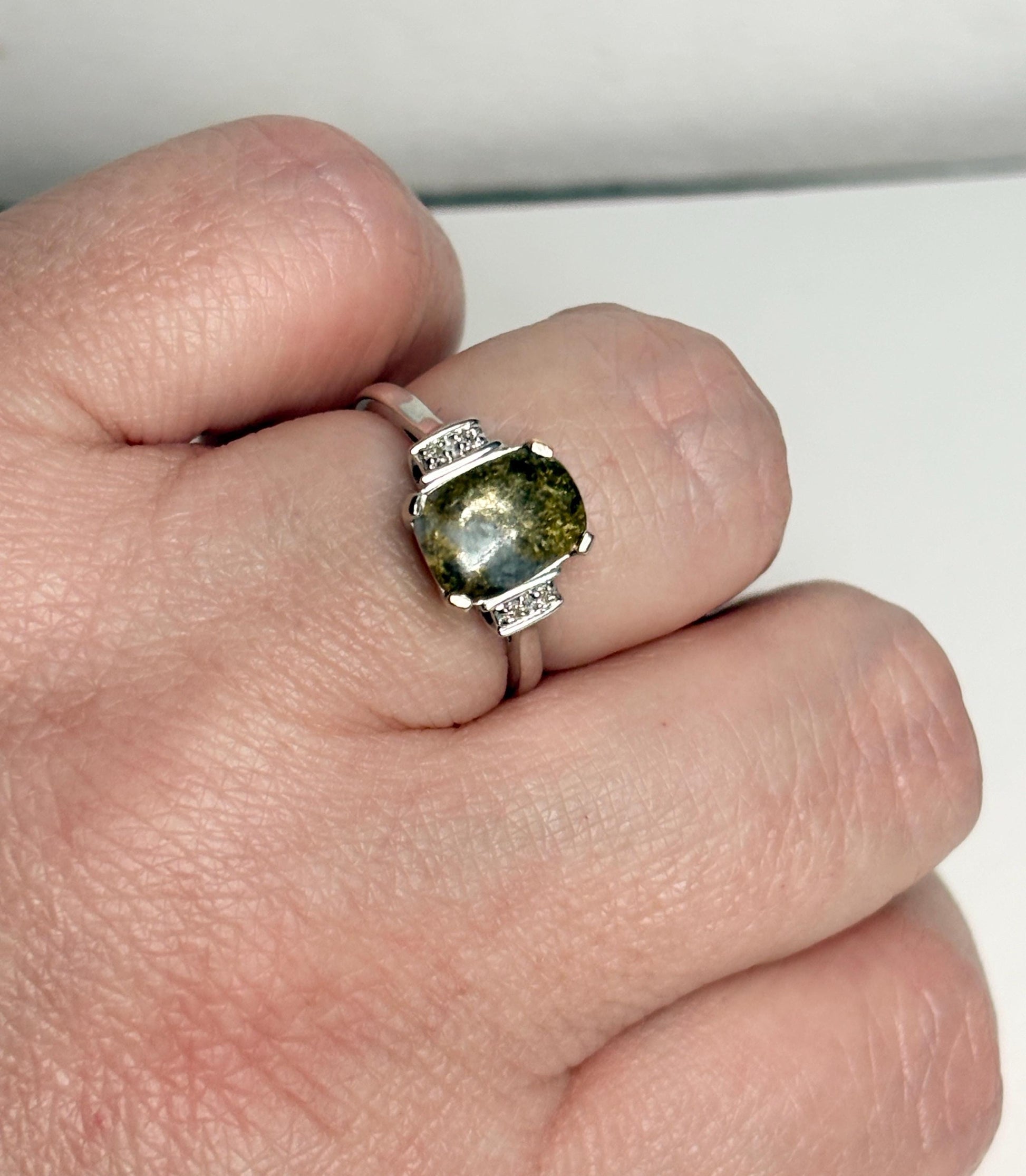 Ring with gold in quartz and diamonds in 10k white gold.