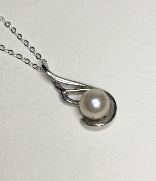 Sterling silver pendant necklace with an 8mm off-white Akoya cultured pearl.