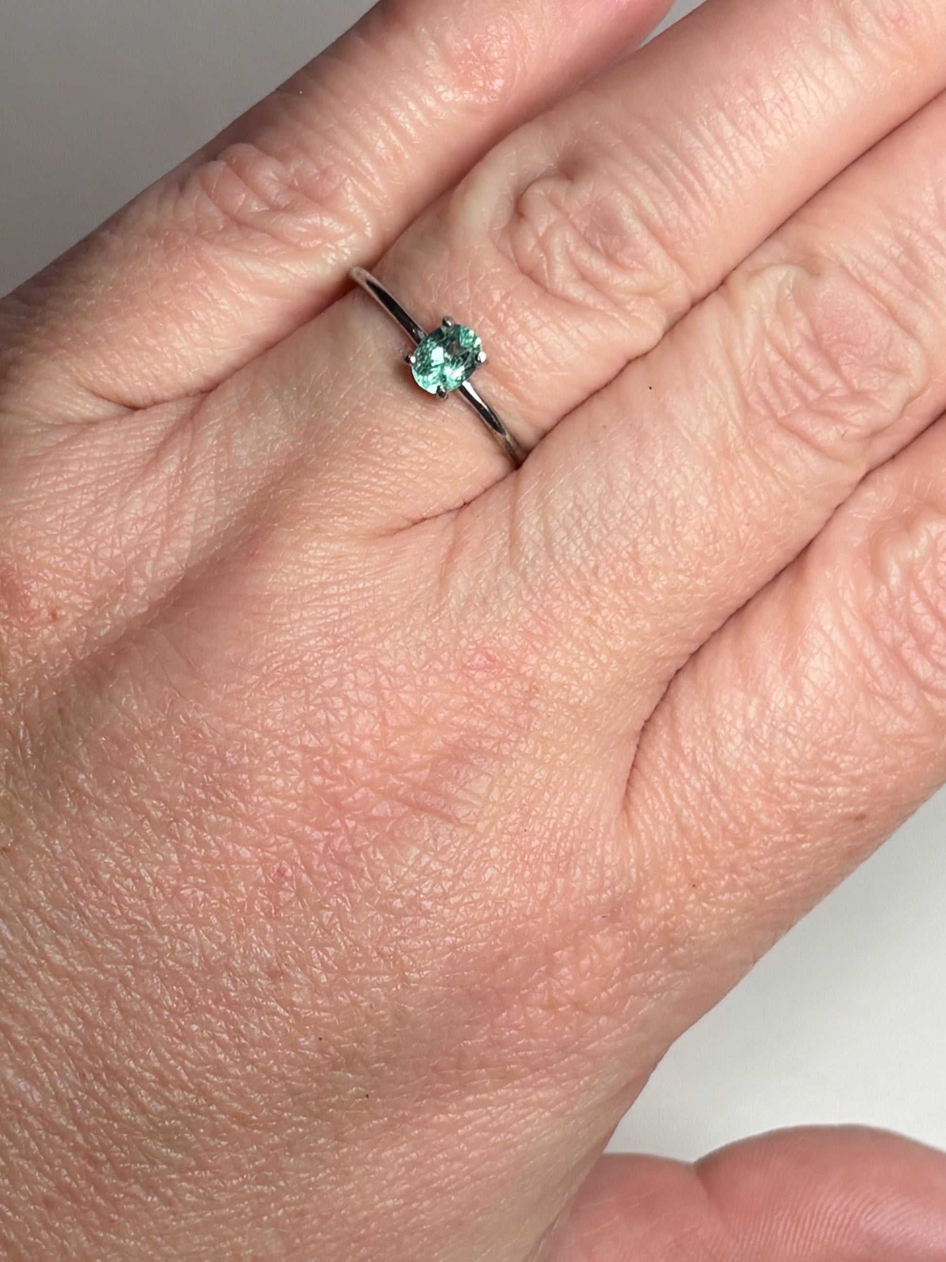 Mozambique Paraiba Tourmaline Solitaire Oval in Sterling Silver size 7 - NewLifeJewelryVault