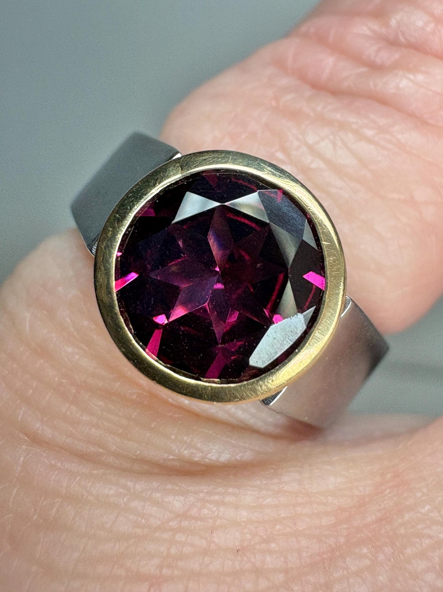 Stunning Rhodolite Garnet Bezel Set Ring Solid 18k and Metal 7.1g size 5.25 - NewLifeJewelryVault