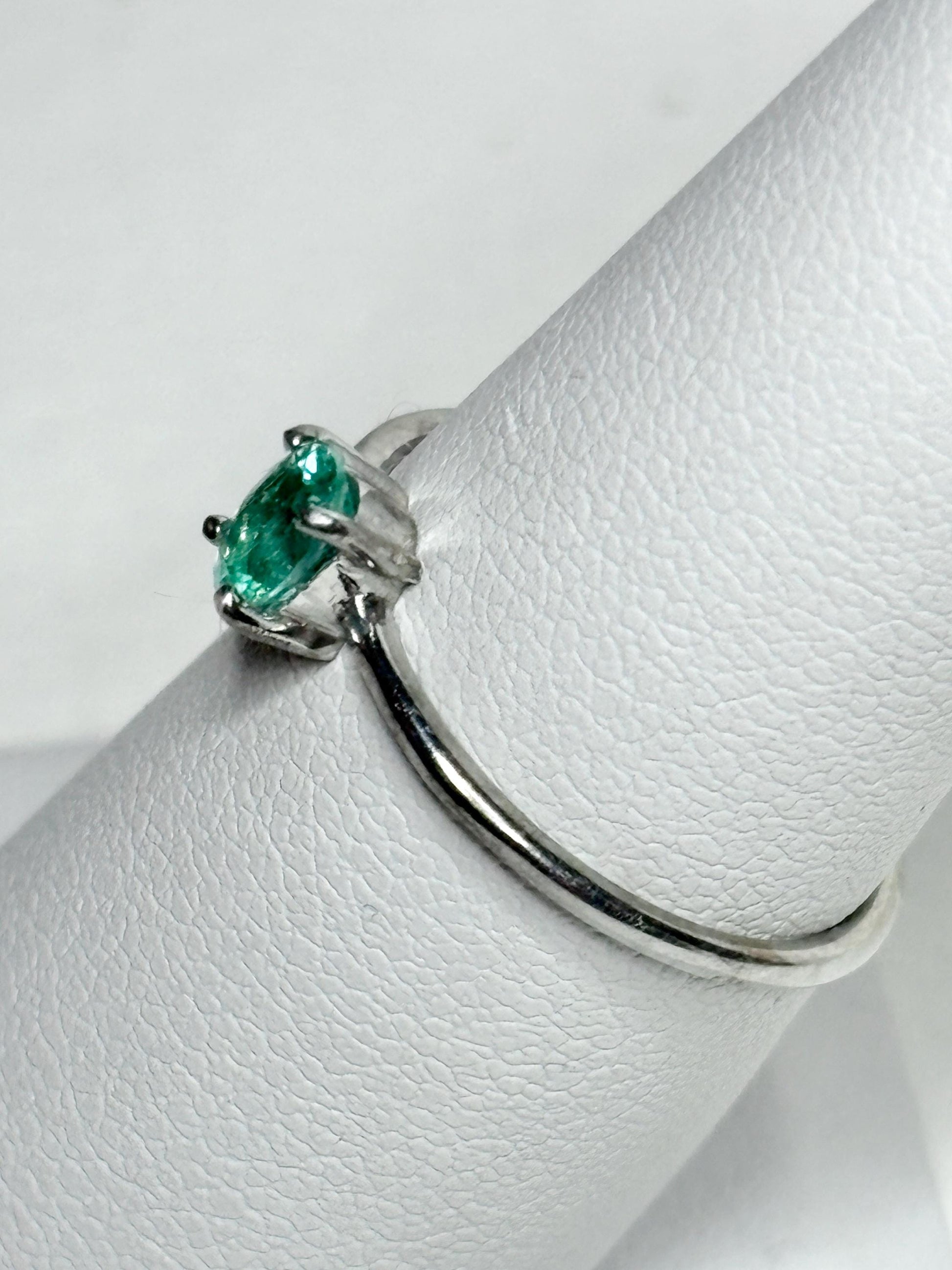 Mozambique Paraiba Tourmaline Solitaire Oval in Sterling Silver size 7 - NewLifeJewelryVault