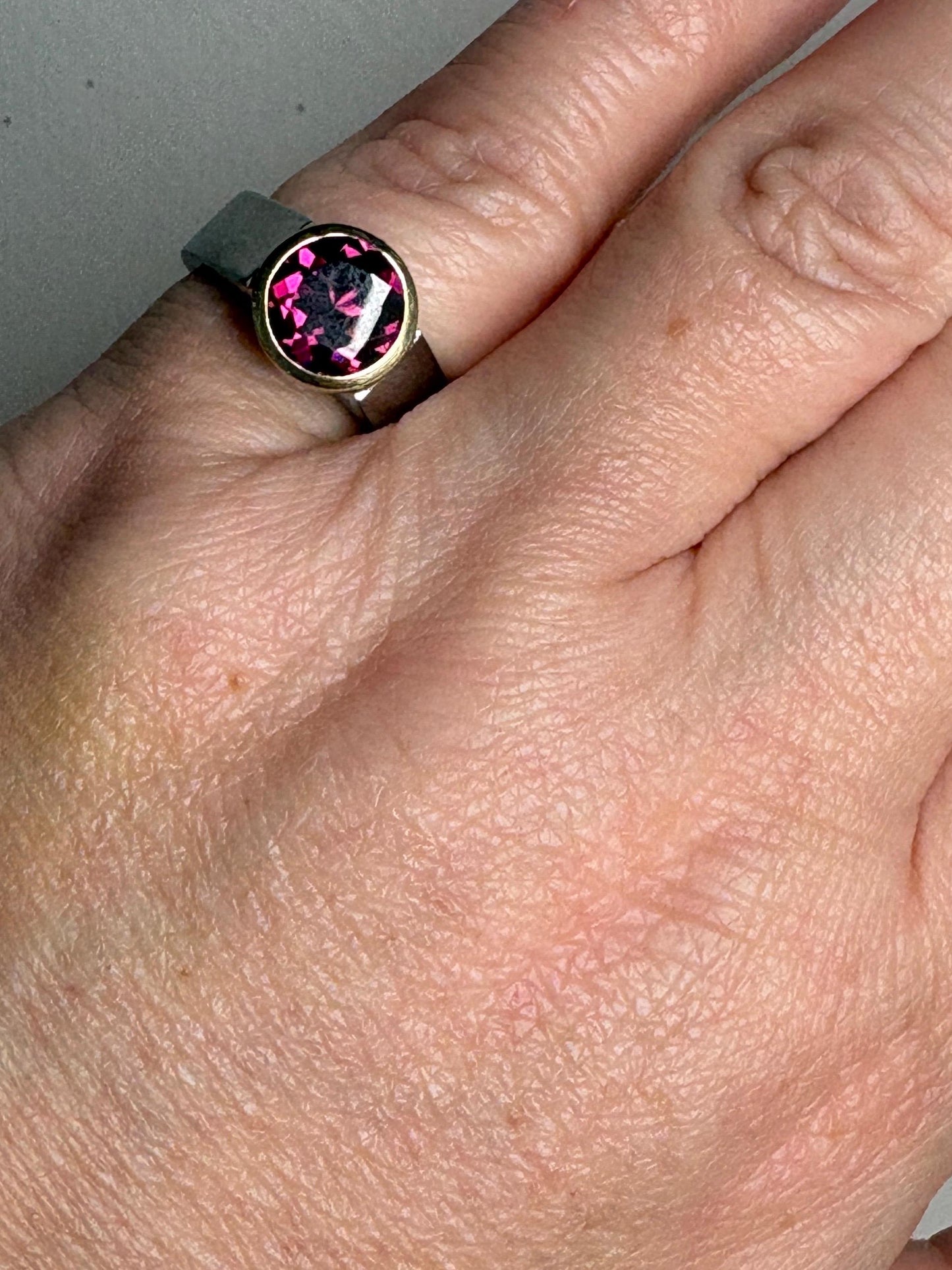 Stunning Rhodolite Garnet Bezel Set Ring Solid 18k and Metal 7.1g size 5.25 - NewLifeJewelryVault