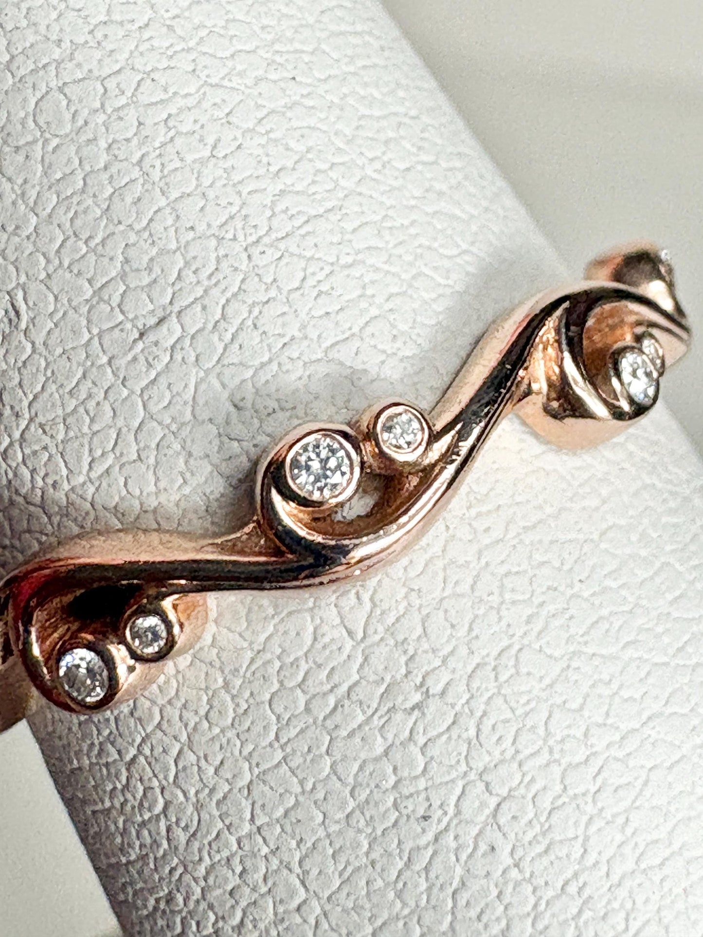 Diamond Bezel Set Swirl Band Ring Solid 14k Rose Gold size 7 - NewLifeJewelryVault