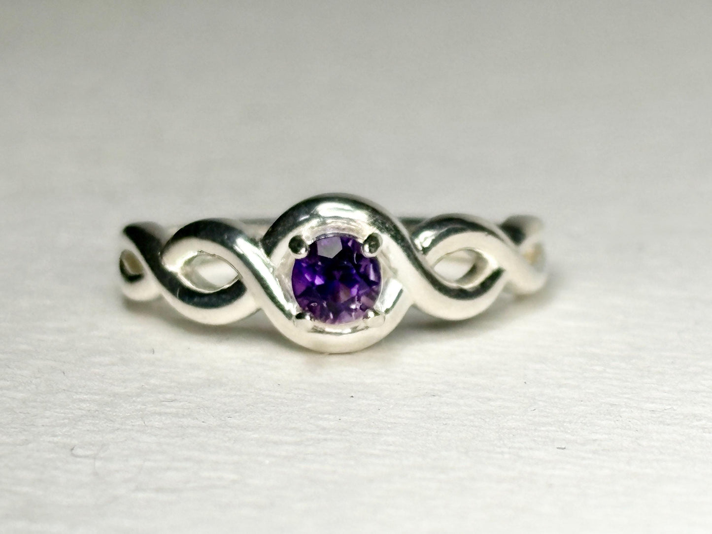 Arizona Amethyst Four Peaks Ribbon Twist Solitaire Ring Sterling Silver size 6.75 - NewLifeJewelryVault