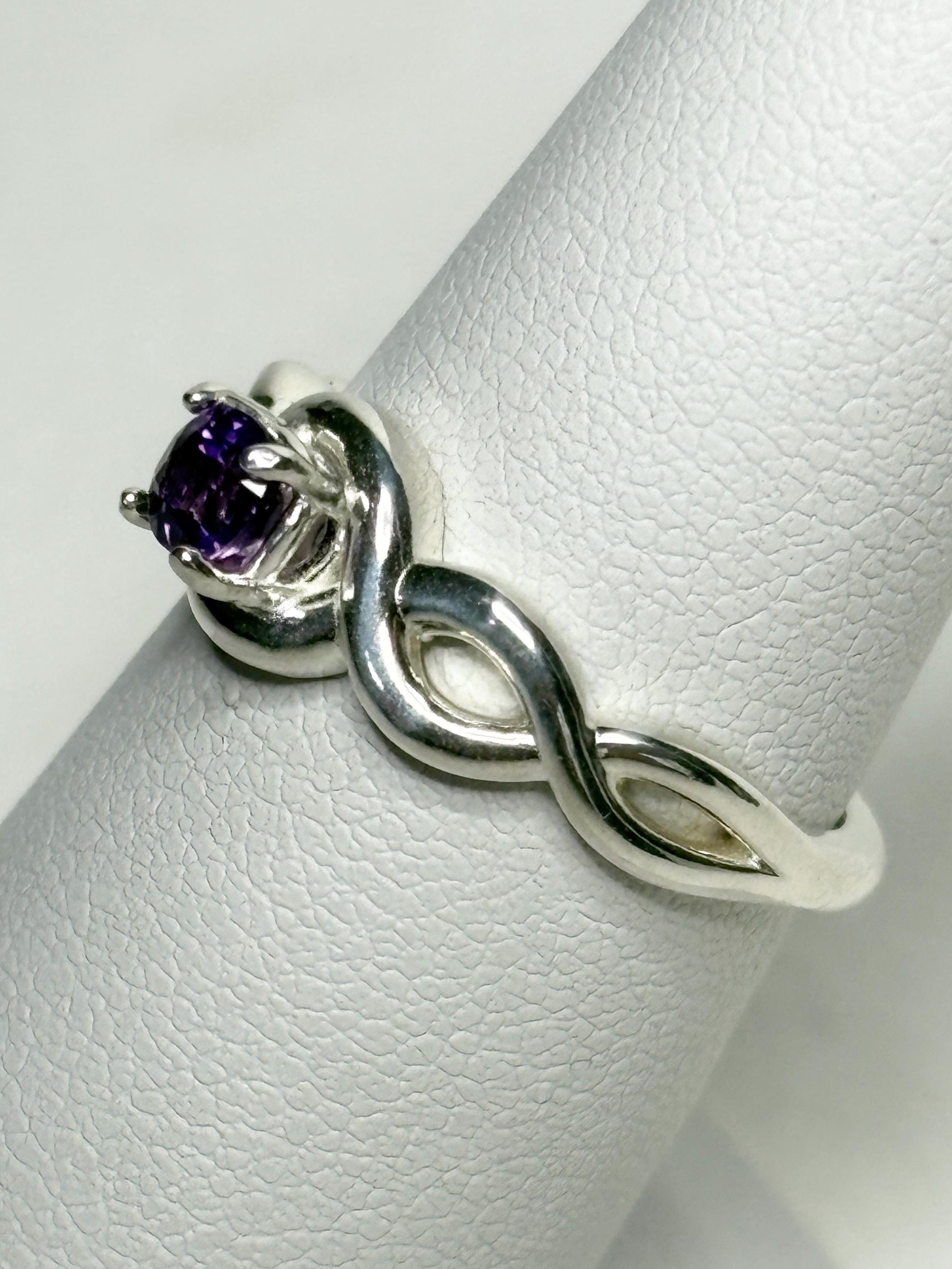Arizona Amethyst Four Peaks Ribbon Twist Solitaire Ring Sterling Silver size 6.75 - NewLifeJewelryVault