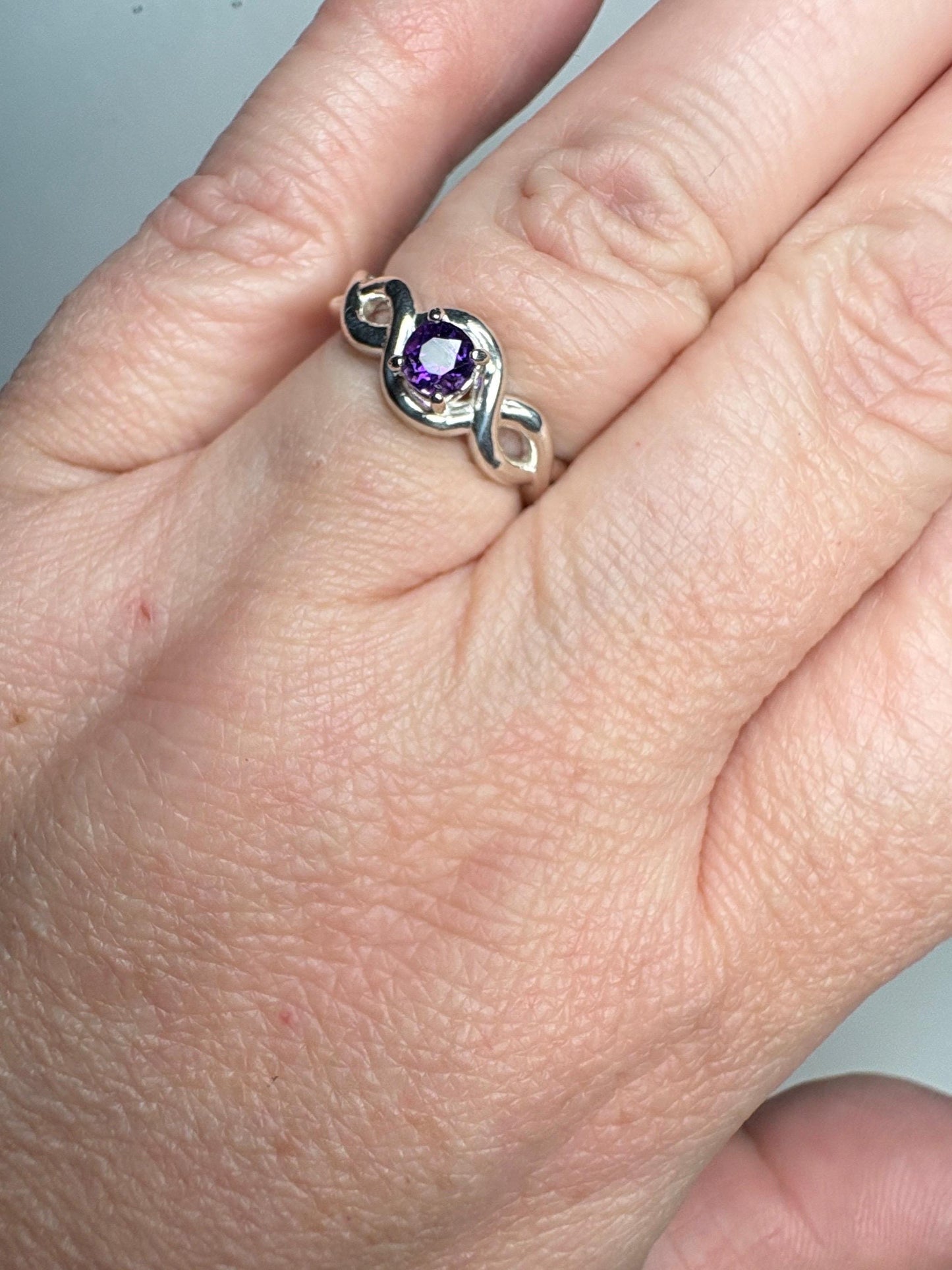 Arizona Amethyst Four Peaks Ribbon Twist Solitaire Ring Sterling Silver size 6.75 - NewLifeJewelryVault