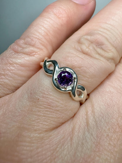 Arizona Amethyst Four Peaks Ribbon Twist Solitaire Ring Sterling Silver size 6.75 - NewLifeJewelryVault