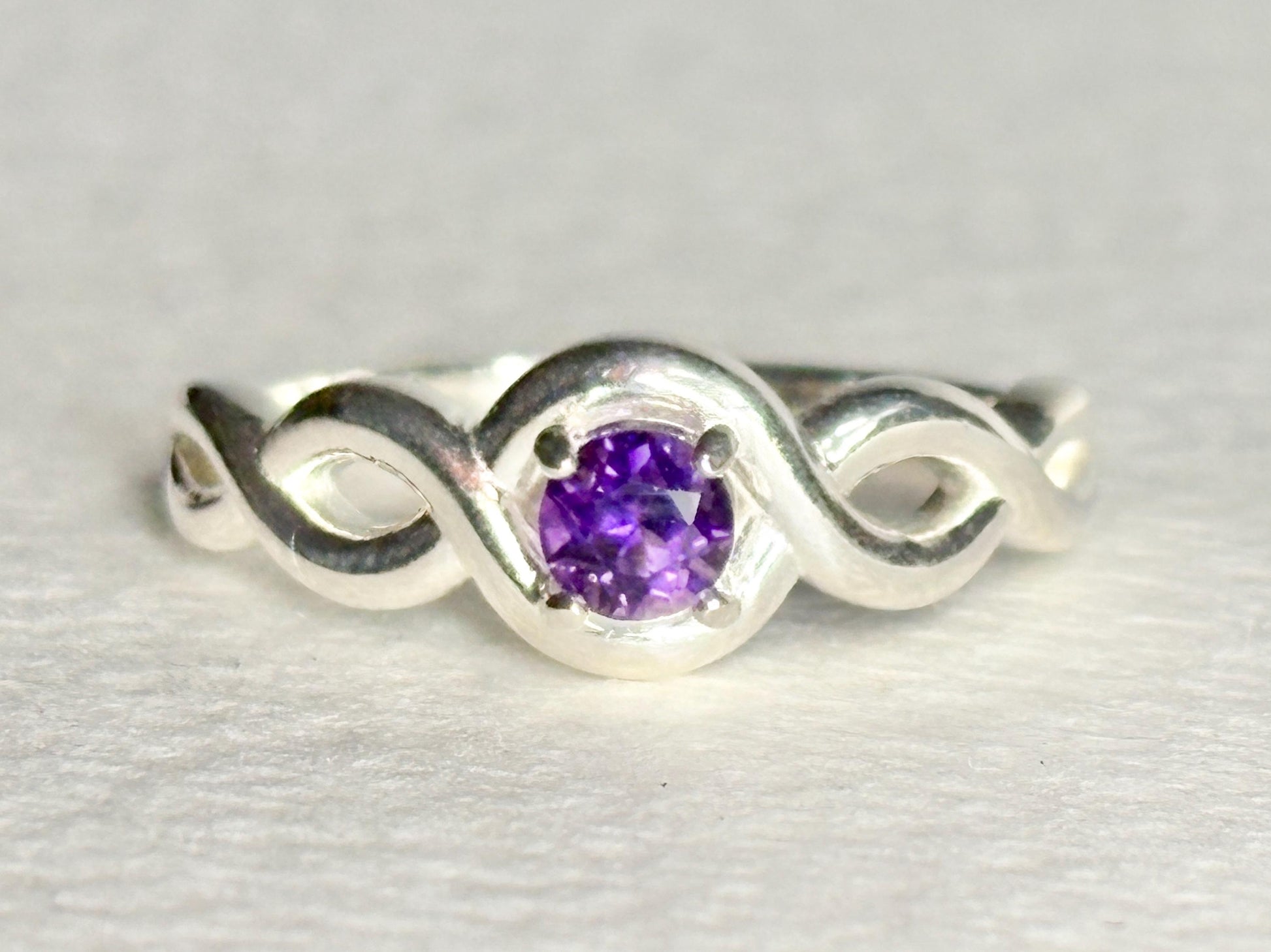 Arizona Amethyst Four Peaks Ribbon Twist Solitaire Ring Sterling Silver size 6.75 - NewLifeJewelryVault