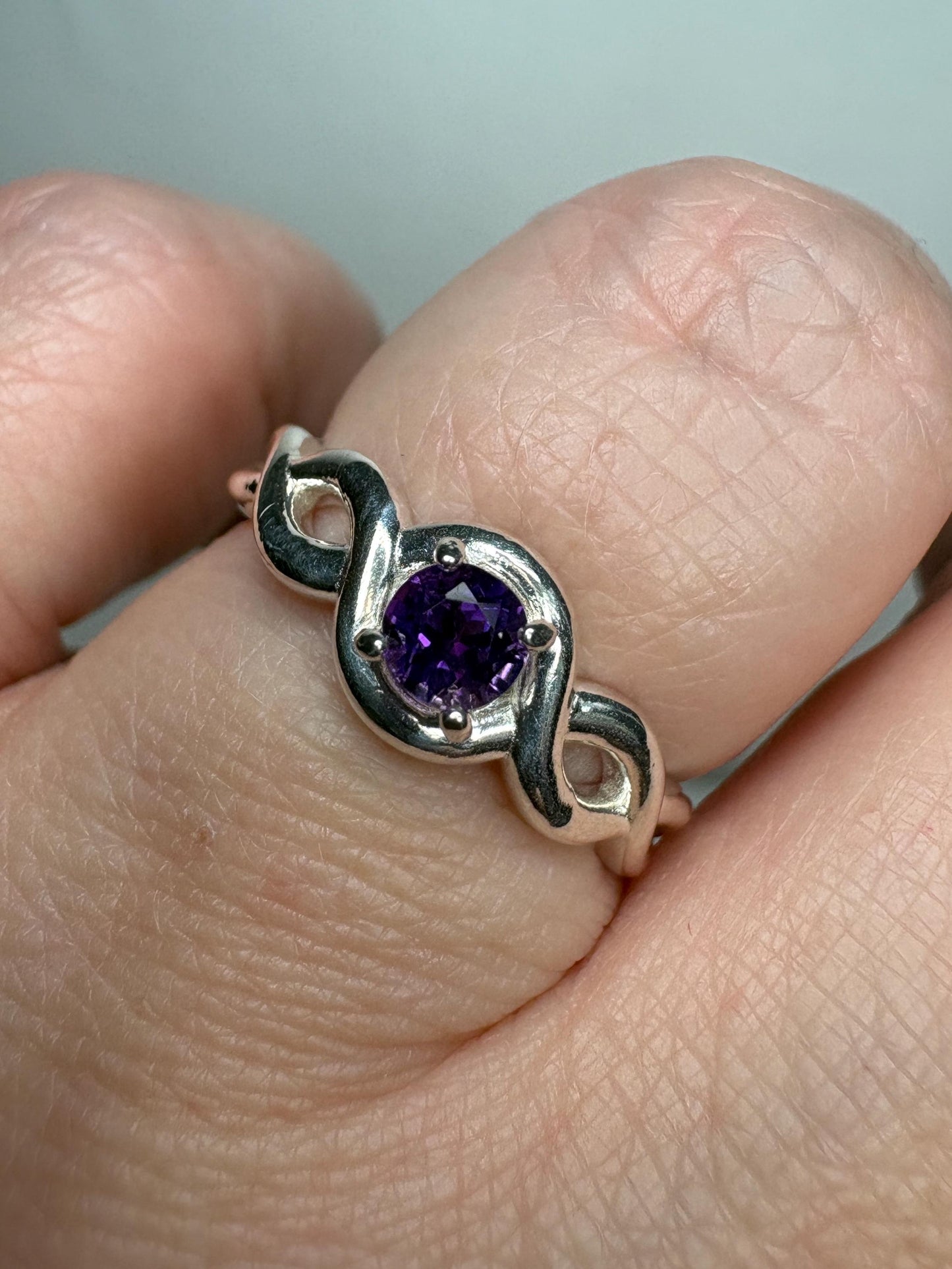 Arizona Amethyst Four Peaks Ribbon Twist Solitaire Ring Sterling Silver size 6.75 - NewLifeJewelryVault