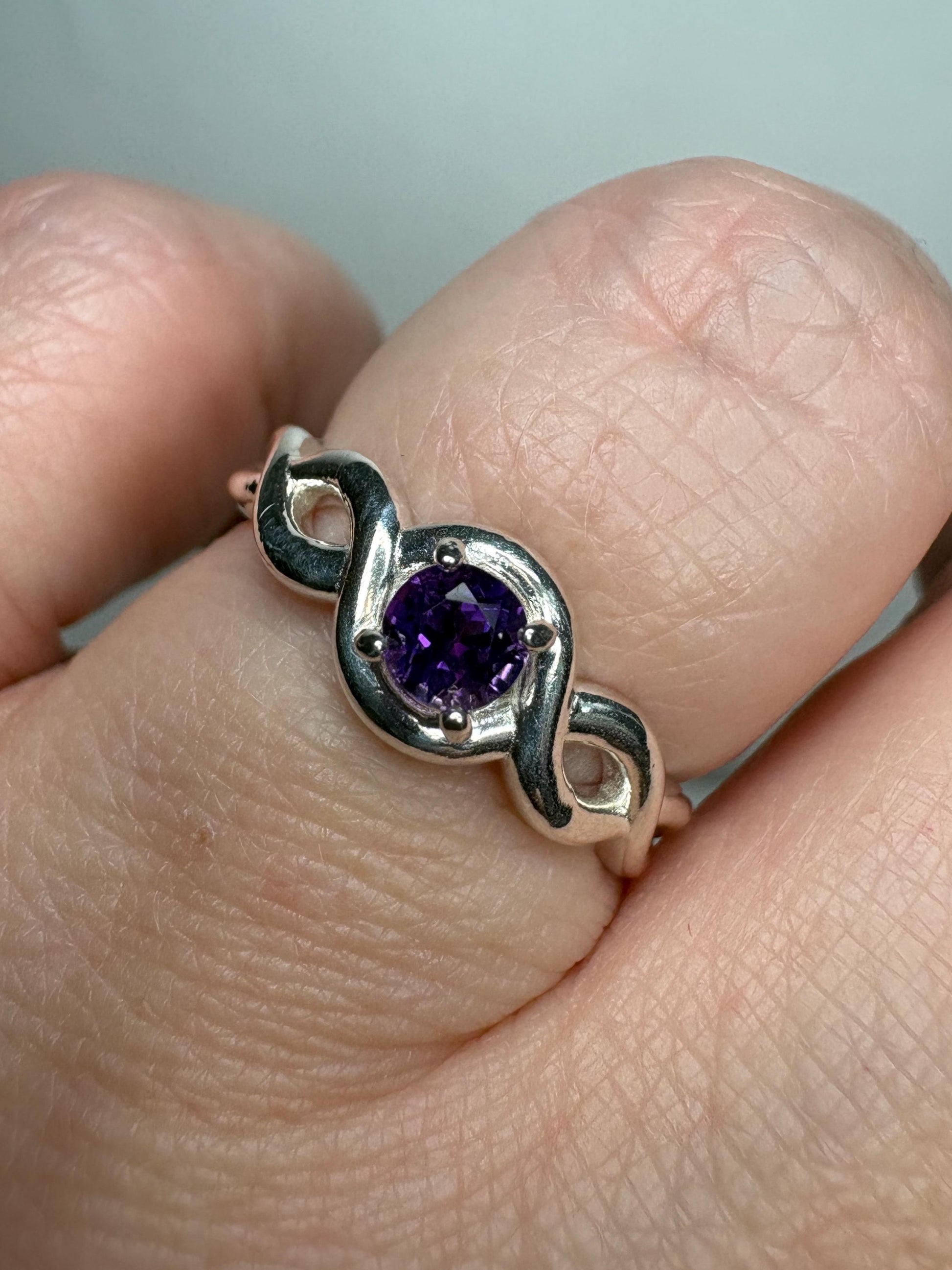 Arizona Amethyst Four Peaks Ribbon Twist Solitaire Ring Sterling Silver size 6.75 - NewLifeJewelryVault