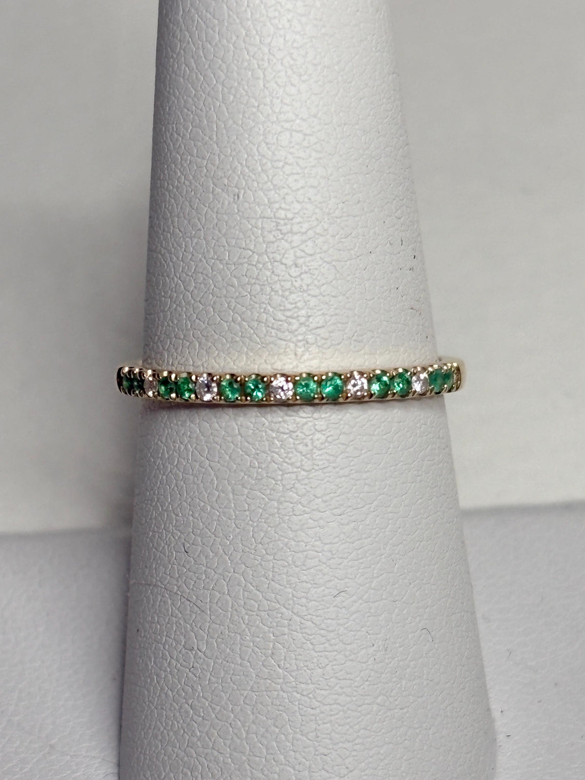 Emerald and Diamond Stackable Band Ring Bony Levy Solid 18k Gold size 7.5 - NewLifeJewelryVault