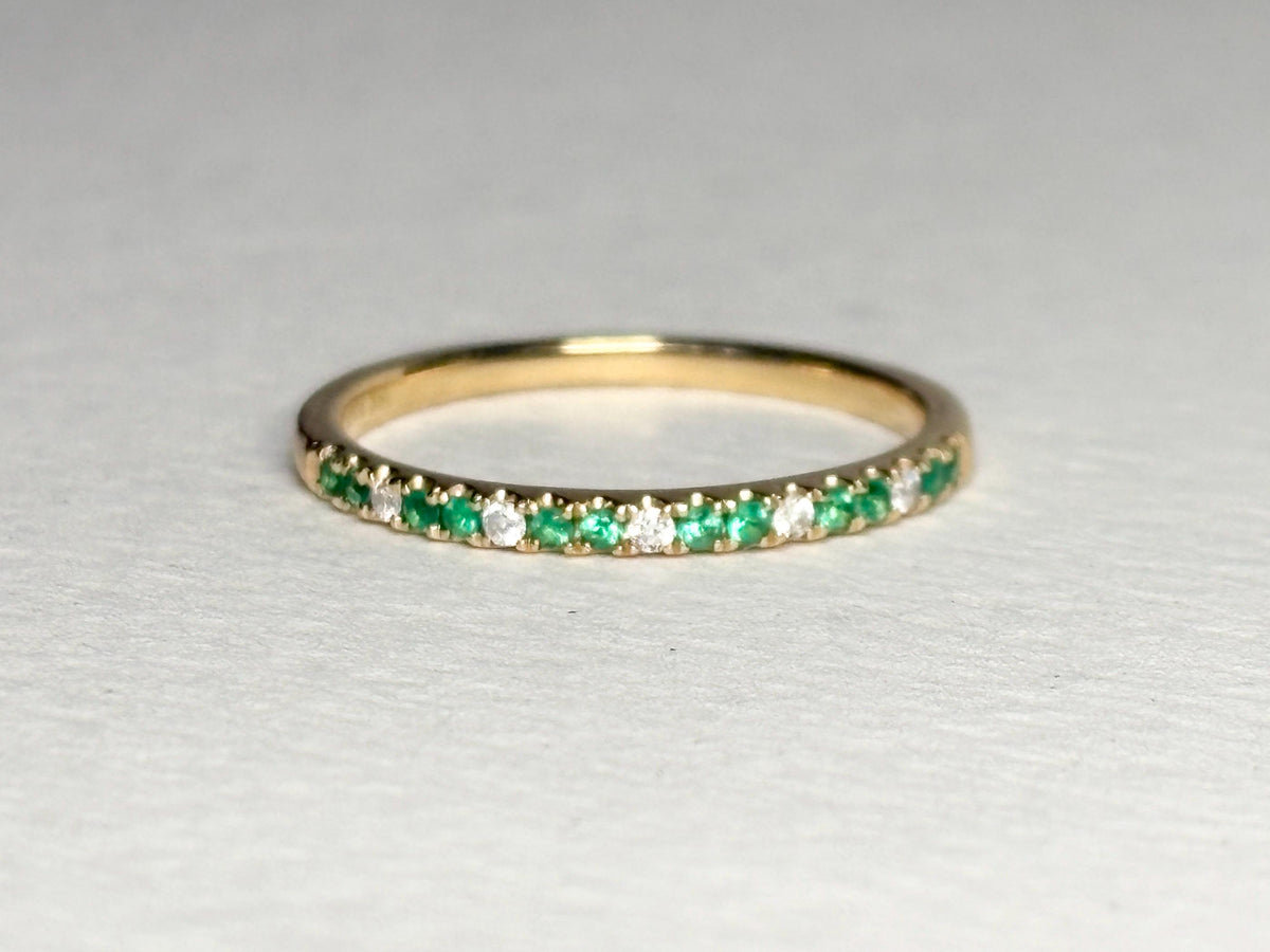 Emerald and Diamond Stackable Band Ring Bony Levy Solid 18k Gold size 7.5 - NewLifeJewelryVault