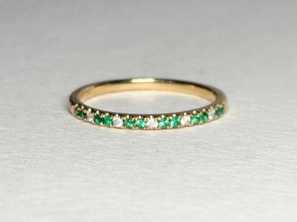 Emerald and Diamond Stackable Band Ring Bony Levy Solid 18k Gold size 7.5 - NewLifeJewelryVault