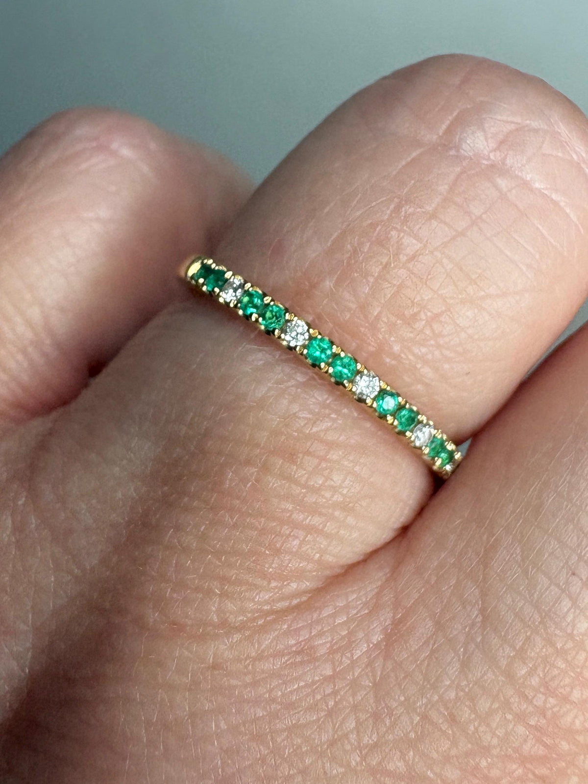 Emerald and Diamond Stackable Band Ring Bony Levy Solid 18k Gold size 7.5 - NewLifeJewelryVault