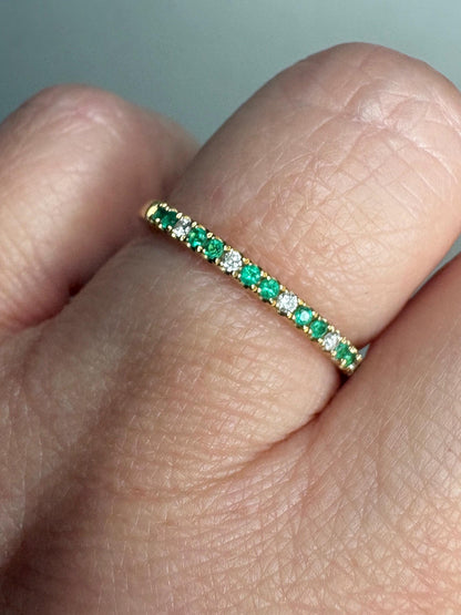 Emerald and Diamond Stackable Band Ring Bony Levy Solid 18k Gold size 7.5 - NewLifeJewelryVault