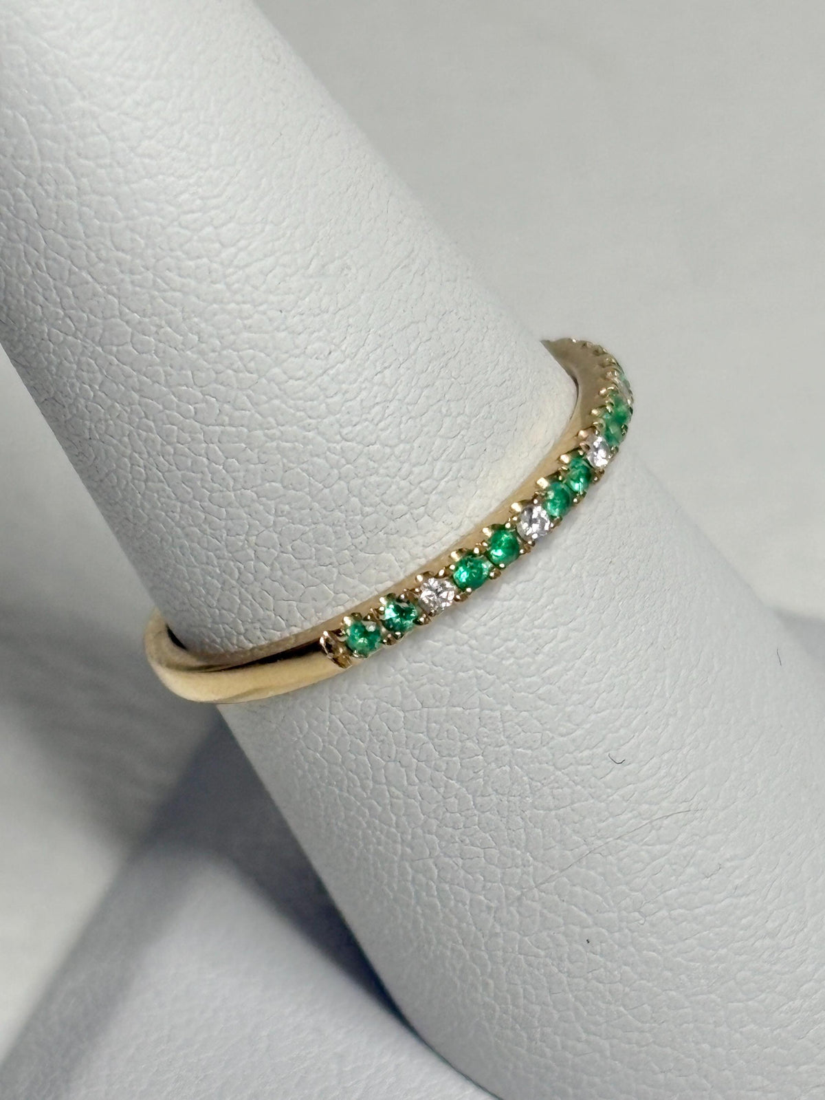 Emerald and Diamond Stackable Band Ring Bony Levy Solid 18k Gold size 7.5 - NewLifeJewelryVault