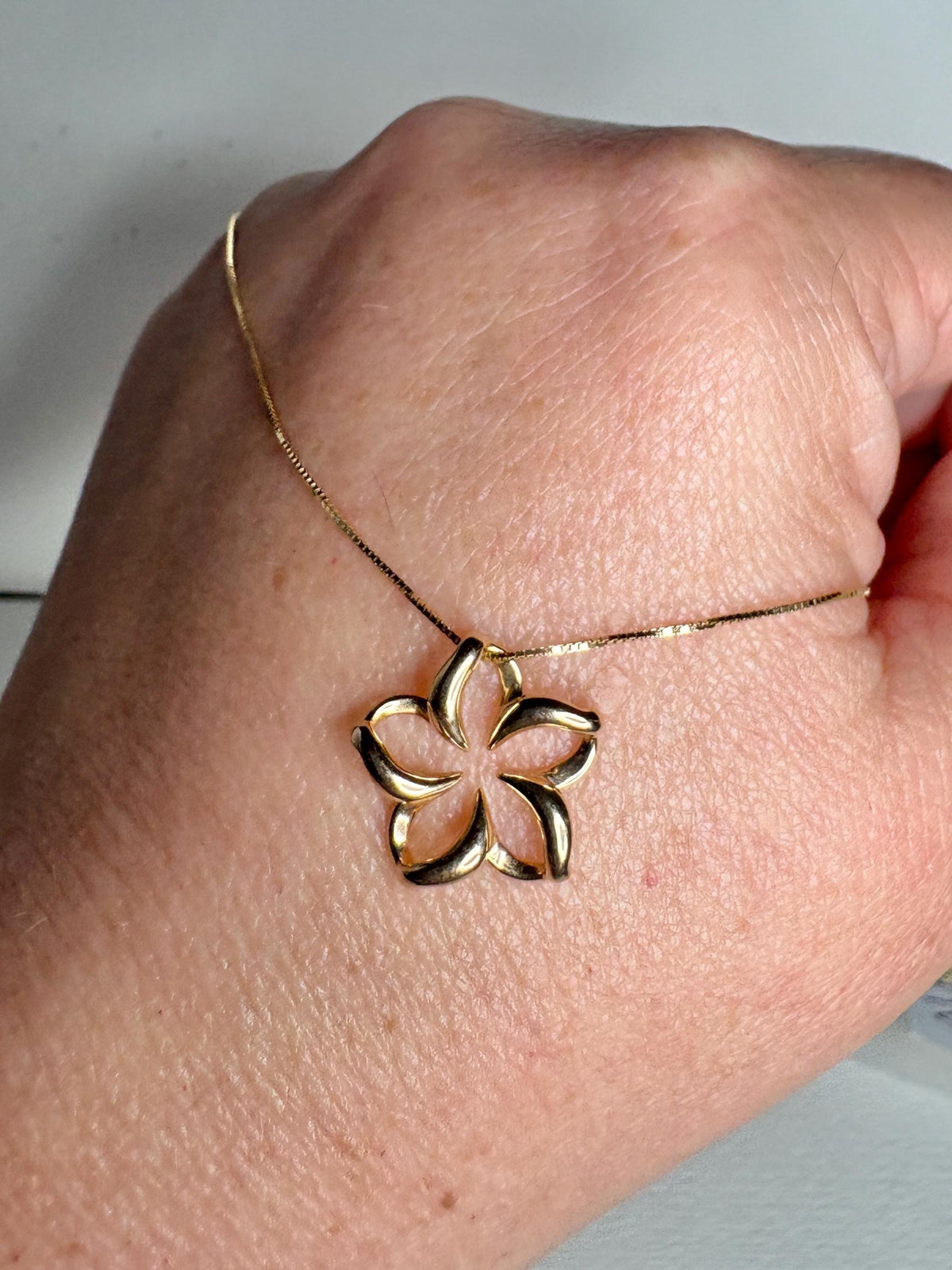 Na Hoku Floating Plumeria Pendant Necklace 15mm Solid 14k Gold 17" - NewLifeJewelryVault