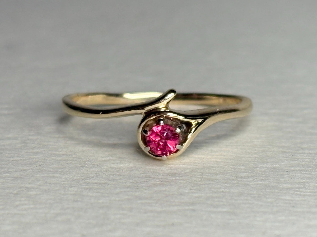 Bright Hot Pink Red Spinel Ring 10k Gold size 6.75 - NewLifeJewelryVault