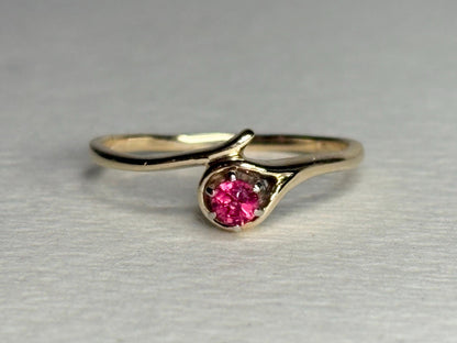 Bright Hot Pink Red Spinel Ring 10k Gold size 6.75 - NewLifeJewelryVault