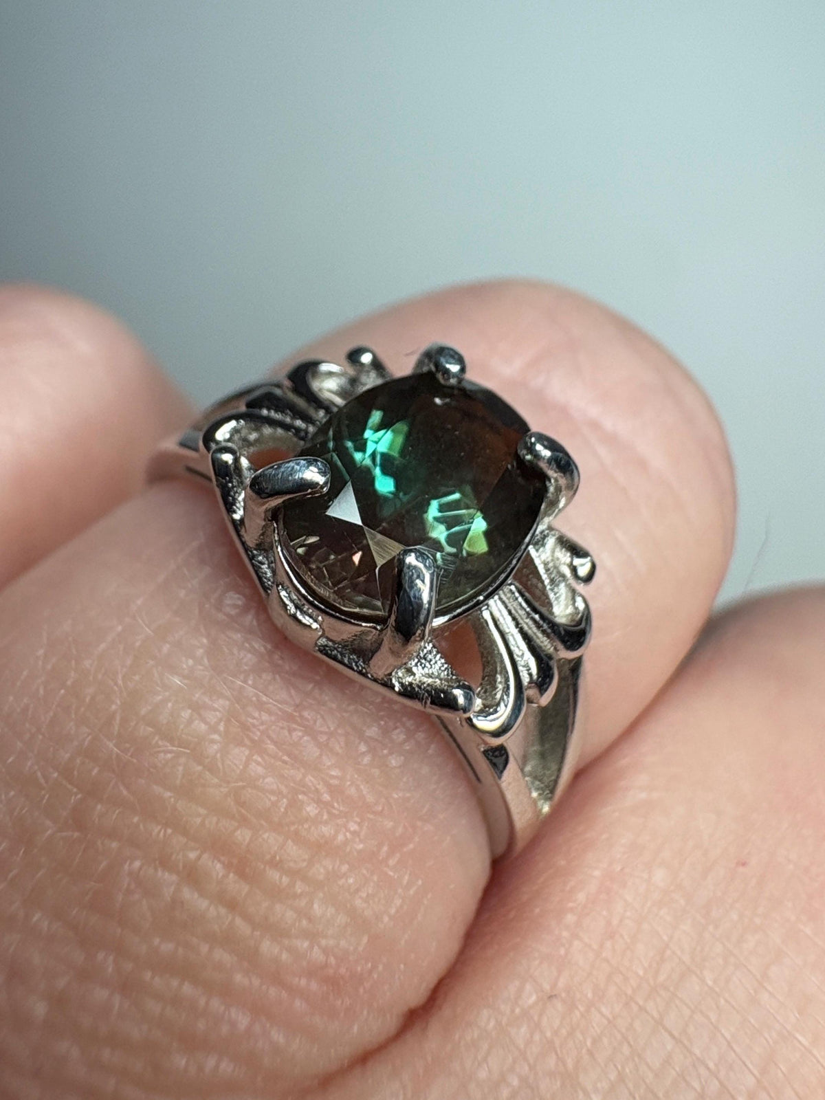 Bi Color Green Oregon Sunstone Fleur de lis Ring in Sterling Silver size 7 - NewLifeJewelryVault
