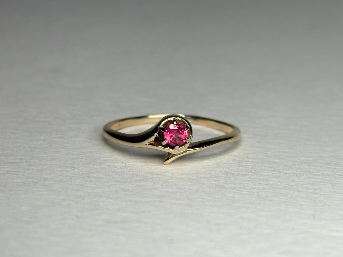 Bright Hot Pink Red Spinel Ring 10k Gold size 6.75 - NewLifeJewelryVault