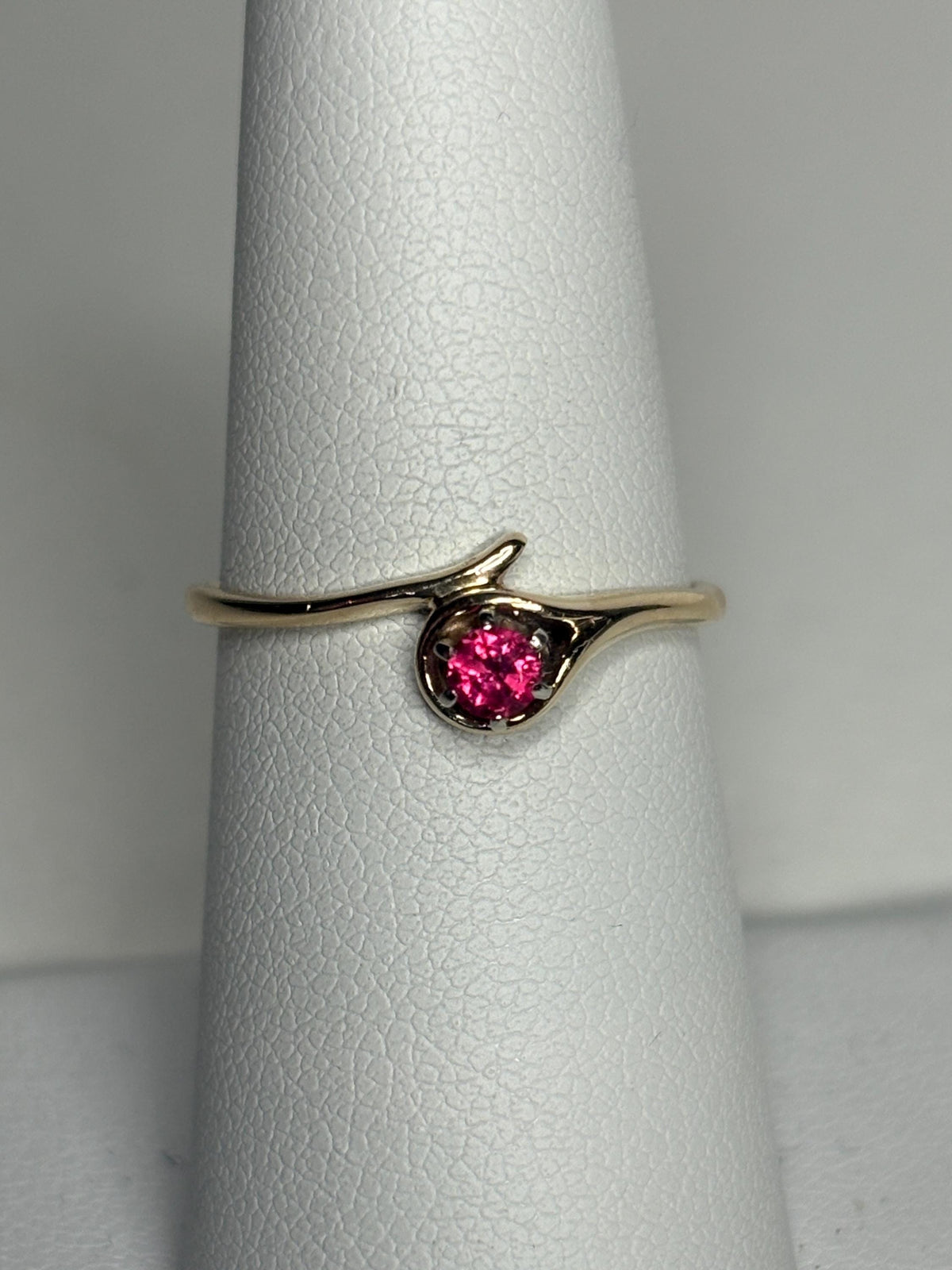 Bright Hot Pink Red Spinel Ring 10k Gold size 6.75 - NewLifeJewelryVault