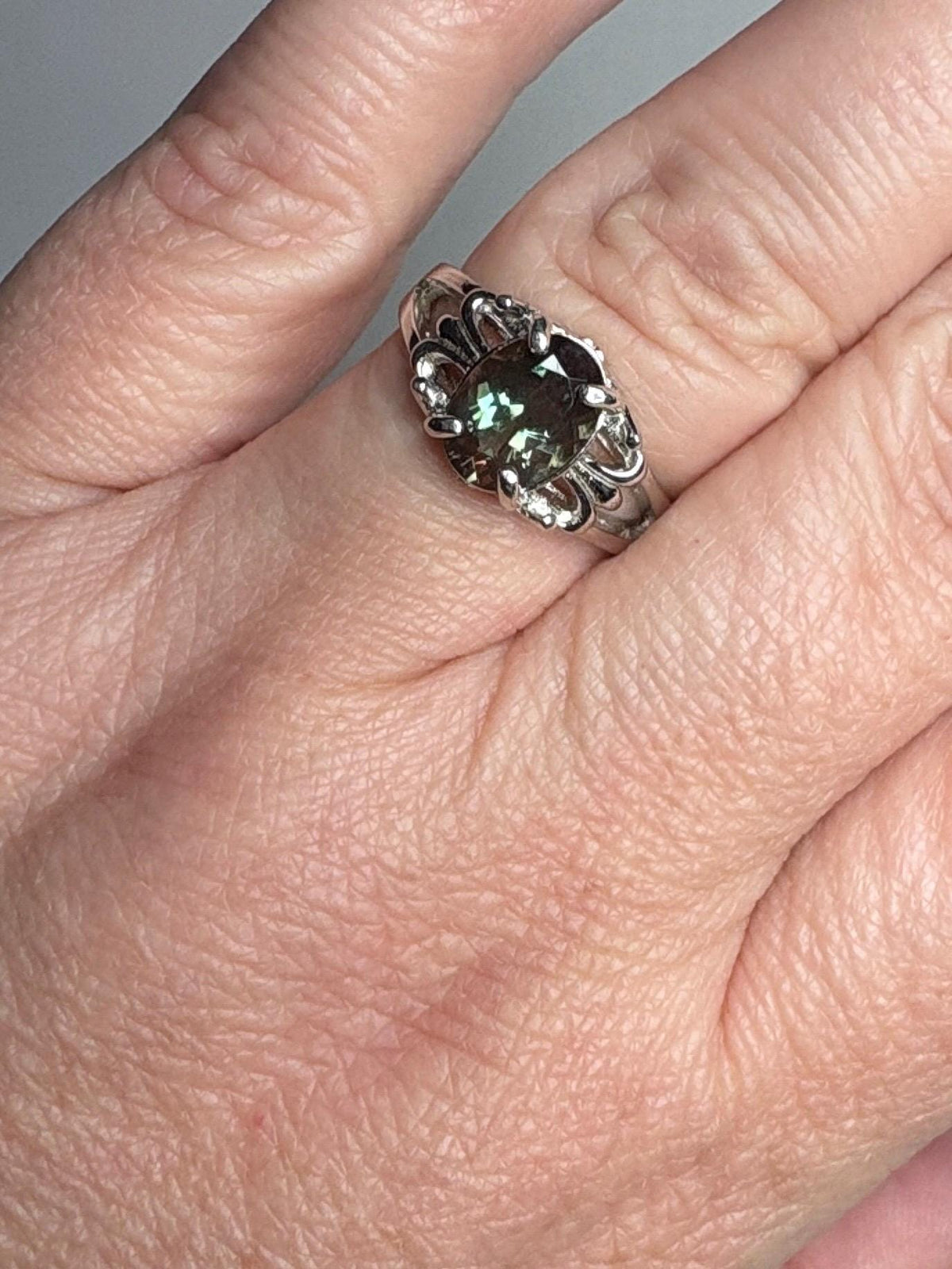 Bi Color Green Oregon Sunstone Fleur de lis Ring in Sterling Silver size 7 - NewLifeJewelryVault