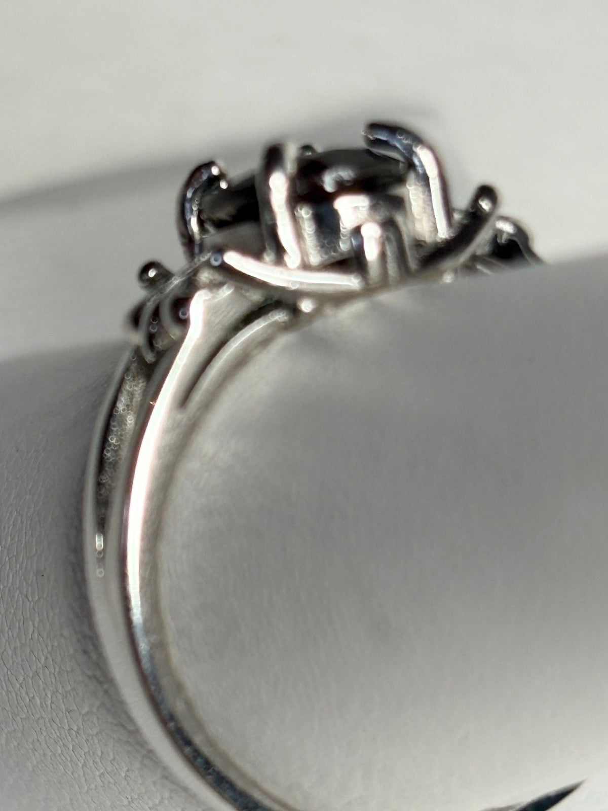 Bi Color Green Oregon Sunstone Fleur de lis Ring in Sterling Silver size 7 - NewLifeJewelryVault