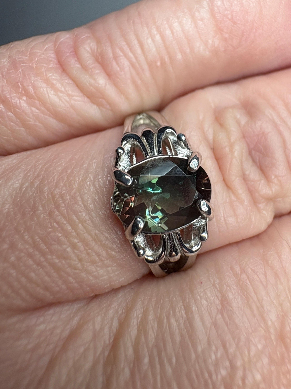 Bi Color Green Oregon Sunstone Fleur de lis Ring in Sterling Silver size 7 - NewLifeJewelryVault