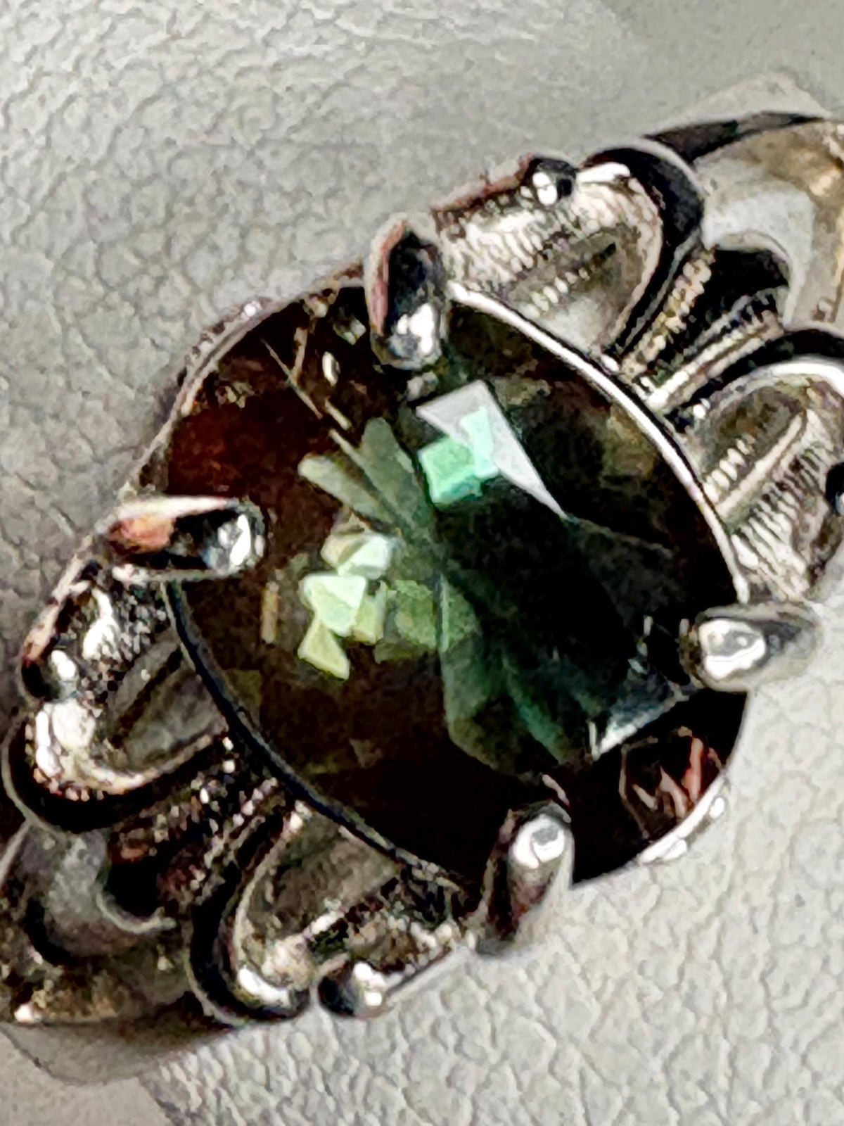 Bi Color Green Oregon Sunstone Fleur de lis Ring in Sterling Silver size 7 - NewLifeJewelryVault