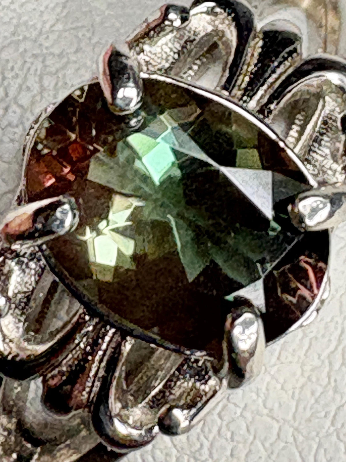 Bi Color Green Oregon Sunstone Fleur de lis Ring in Sterling Silver size 7 - NewLifeJewelryVault